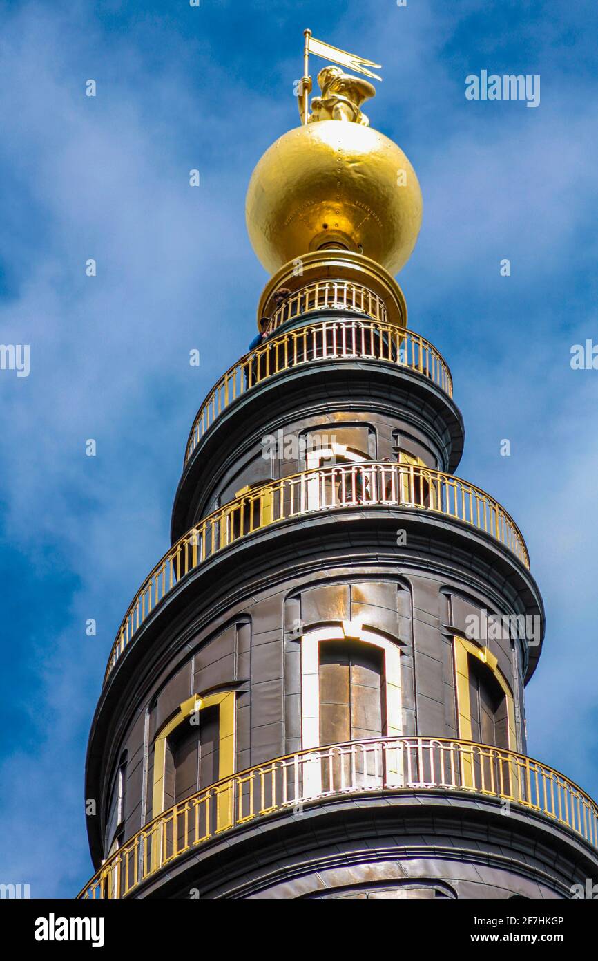 Le sommet de la tour du VOR Frelsers Kirke, avec l'escalier en colimaçon caractéristique et la statue dorée au sommet Banque D'Images