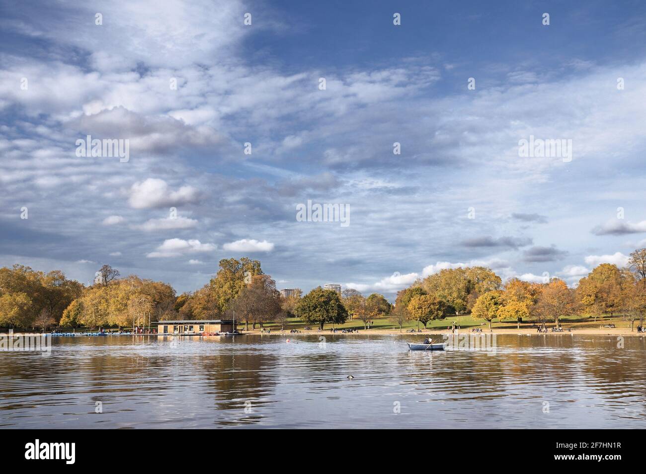 Le Serpentine en automne, Hyde Park, Londres, Angleterre, Royaume-Uni Banque D'Images