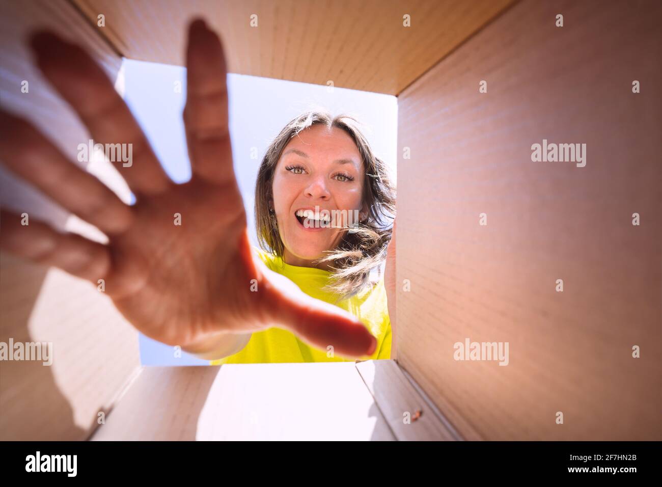 Bonne femme satisfaite unboxing livraison paquet. Vue de la boîte. Banque D'Images Bonne femme satisfaite unboxing livraison paquet. Vue de la boîte. Banque D'Images
