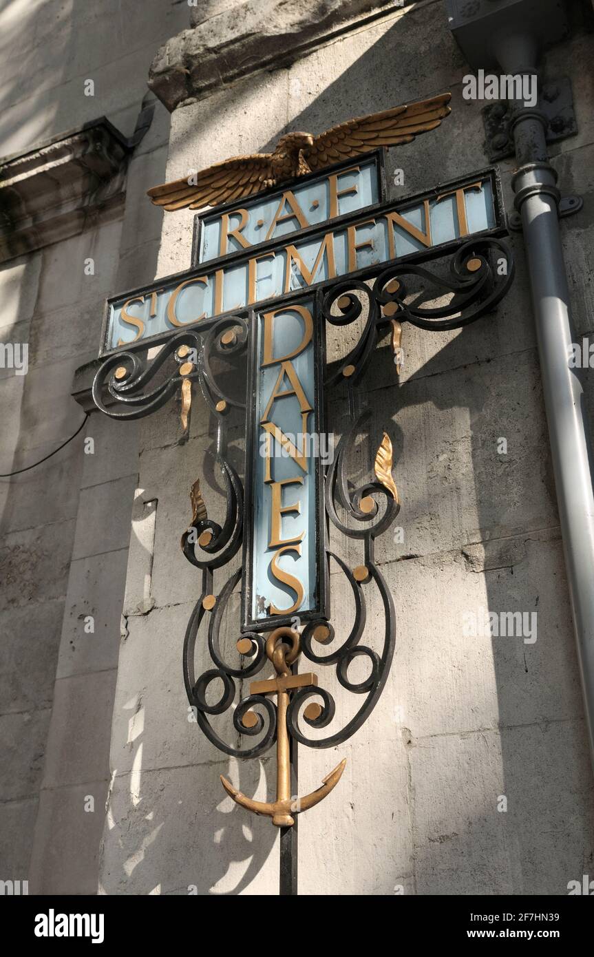 Une croix de fer forgé ornée de la RAF St Clément Danes devant l'église St Clément Danes, The Strand, Londres, Angleterre, Royaume-Uni Banque D'Images