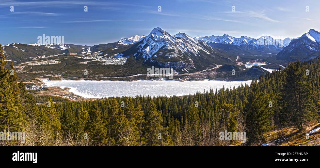 Vue panoramique du paysage aérien Lac de la barrière gelé, Snowy Kananaskis Range Mountain Peaks, Foothills de l'Alberta. Journée ensoleillée du printemps des Rocheuses canadiennes Banque D'Images
