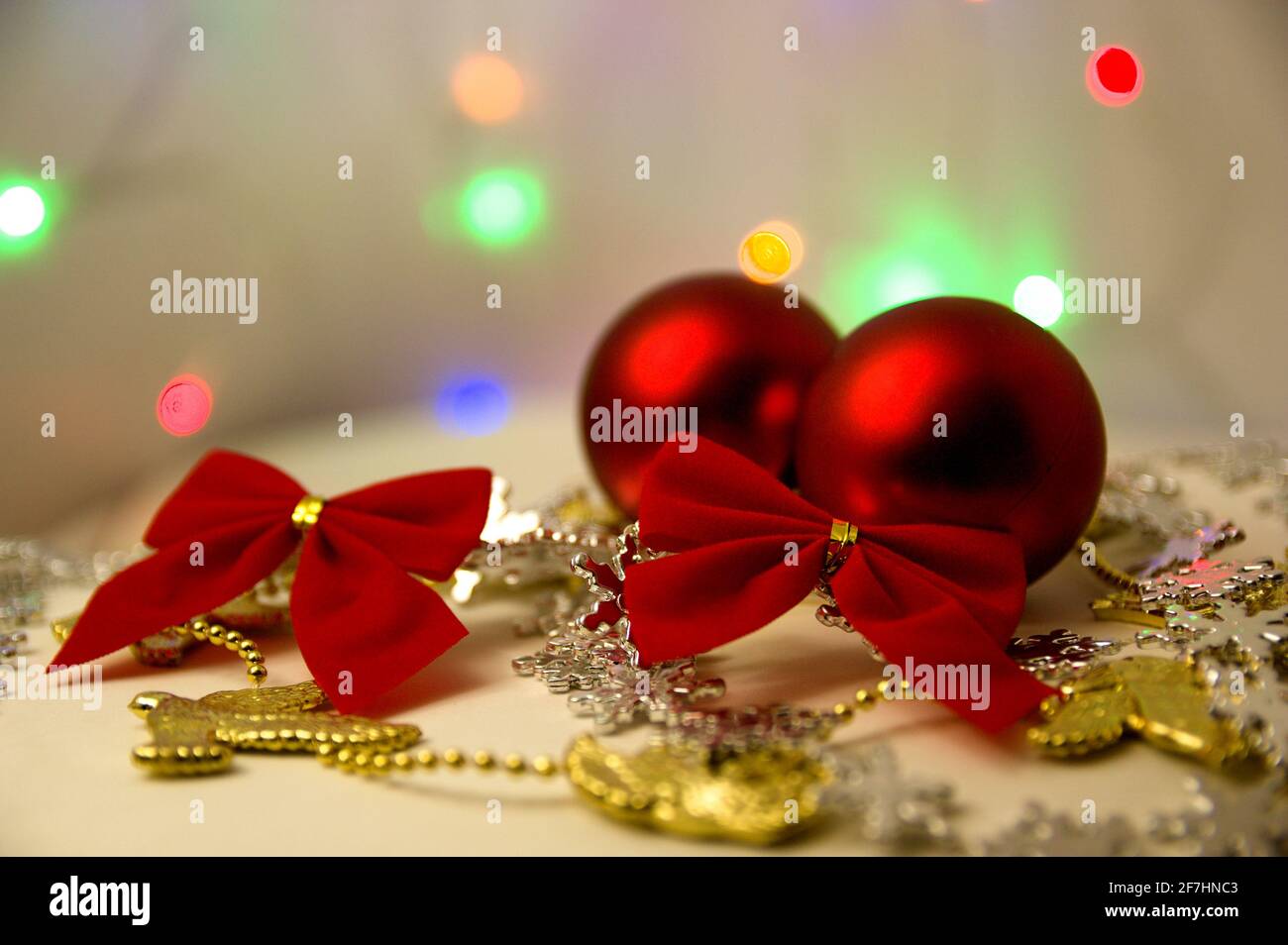 Image de quelques boules et décorations pour l'arbre de Noël rouge, avec des lumières hors foyer dans l'arrière-plan où il y a l'espace de copie Banque D'Images