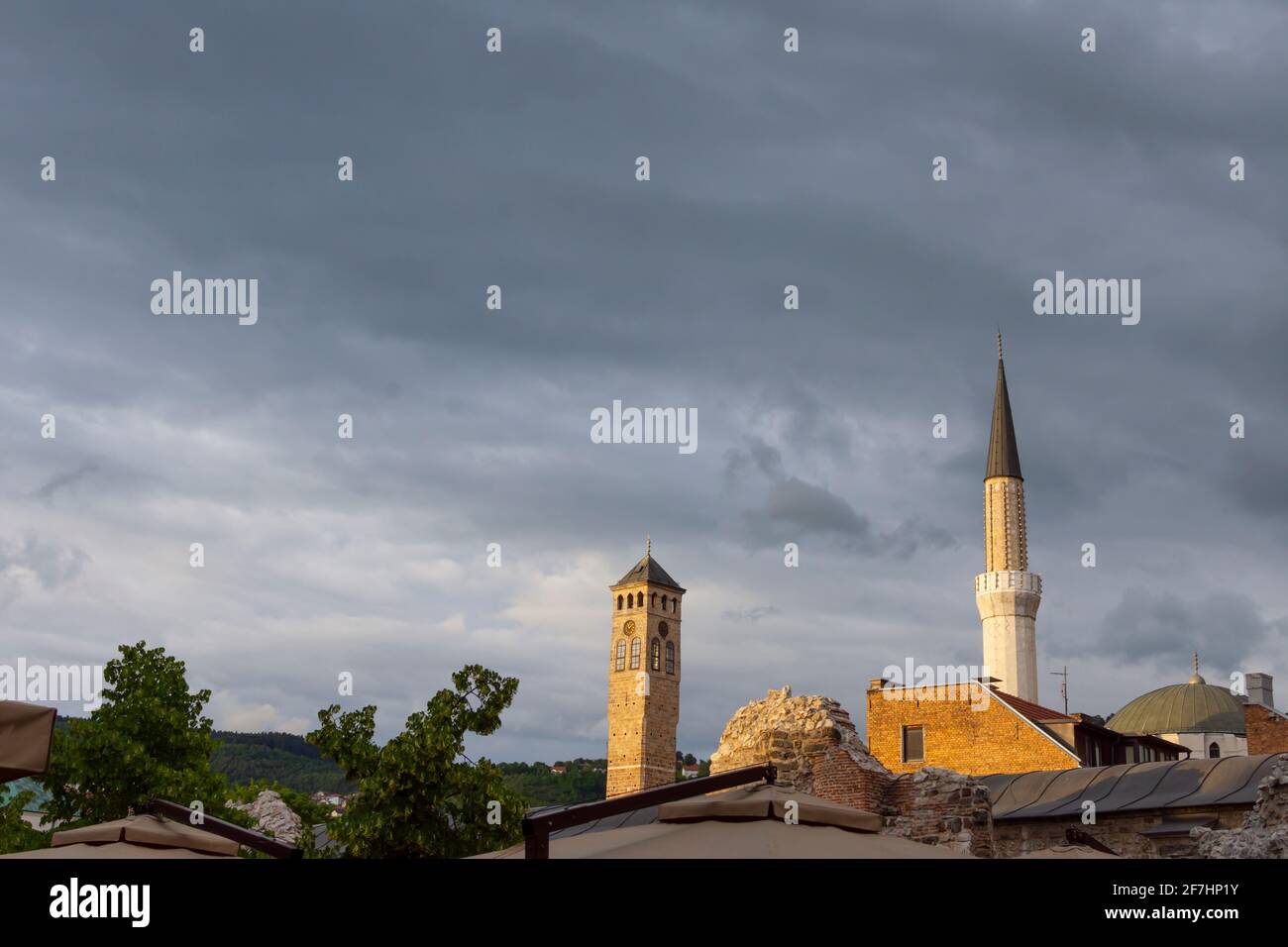 Tour de l'horloge de Sarajevo et minaret de la mosquée de Gazi Husrev bey avec des restes de tashihan et le toit du bezistan Banque D'Images