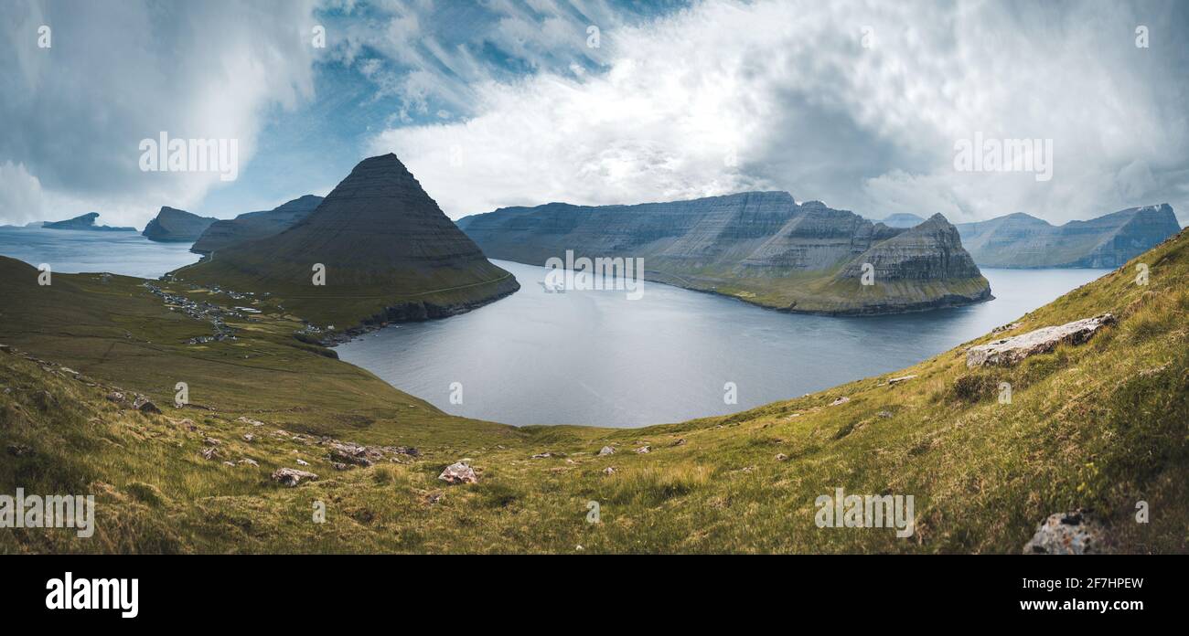 Îles Féroé vue panoramique de Kap Enniberg au petit village de Vidareidi, ses fjords, l'île de Kunoy et les montagnes Banque D'Images