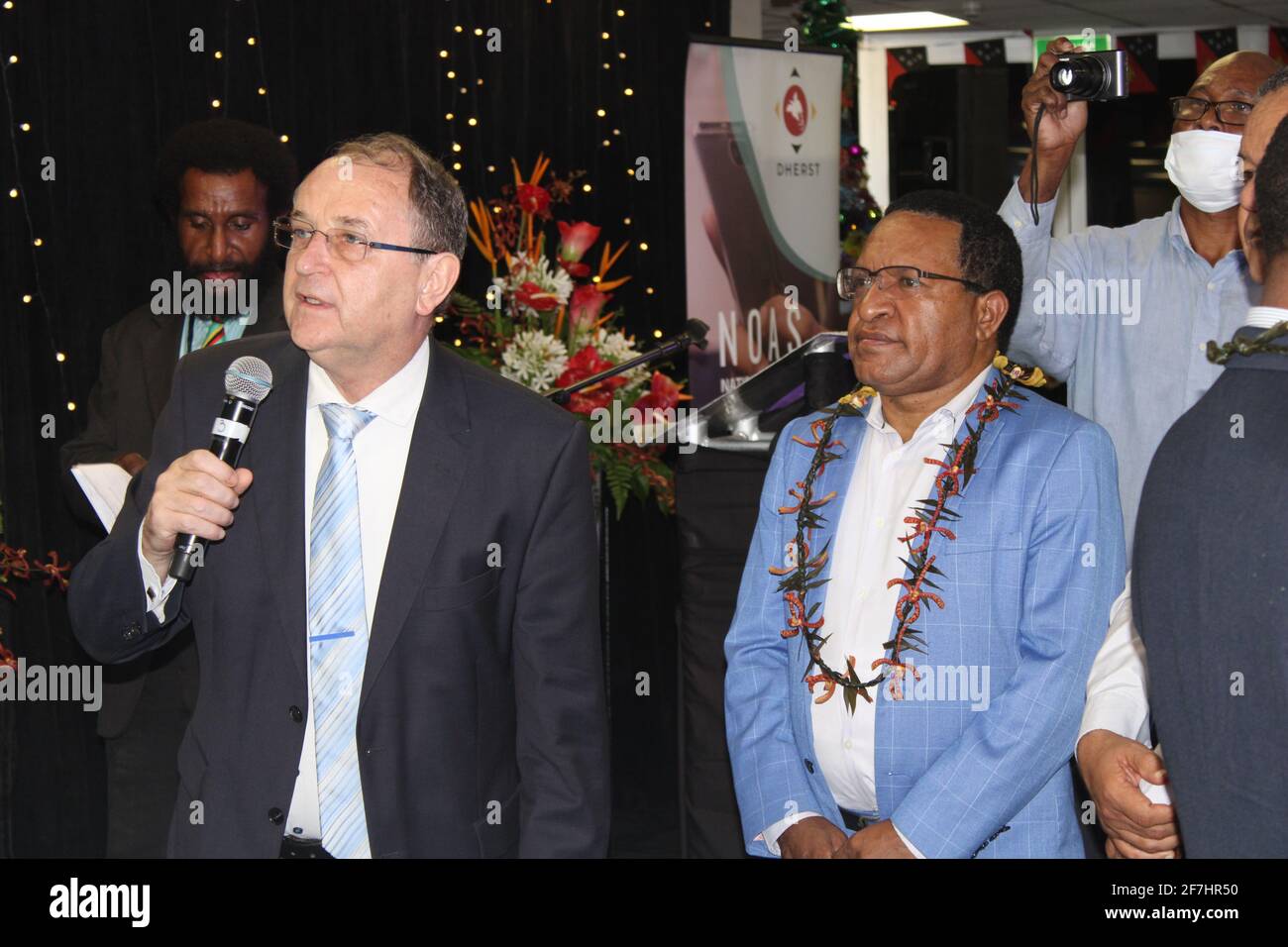 Le Secrétaire du DHERST, le Père Jan Czuba, et le Ministre Wesley Raminai, lors du lancement de la sélection nationale en ligne en 2020. Banque D'Images