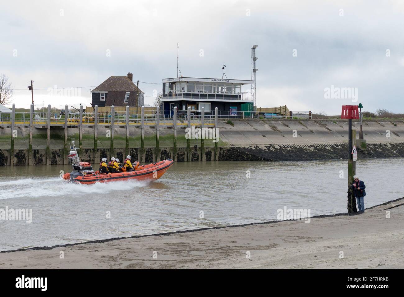 6 avril 2021 : bateau de sauvetage côtier, Atlantic 85 ILB a jéré au large du port de Rye en réponse à un appel de stress dans le chenal anglais, côte sud, Angleterre Banque D'Images