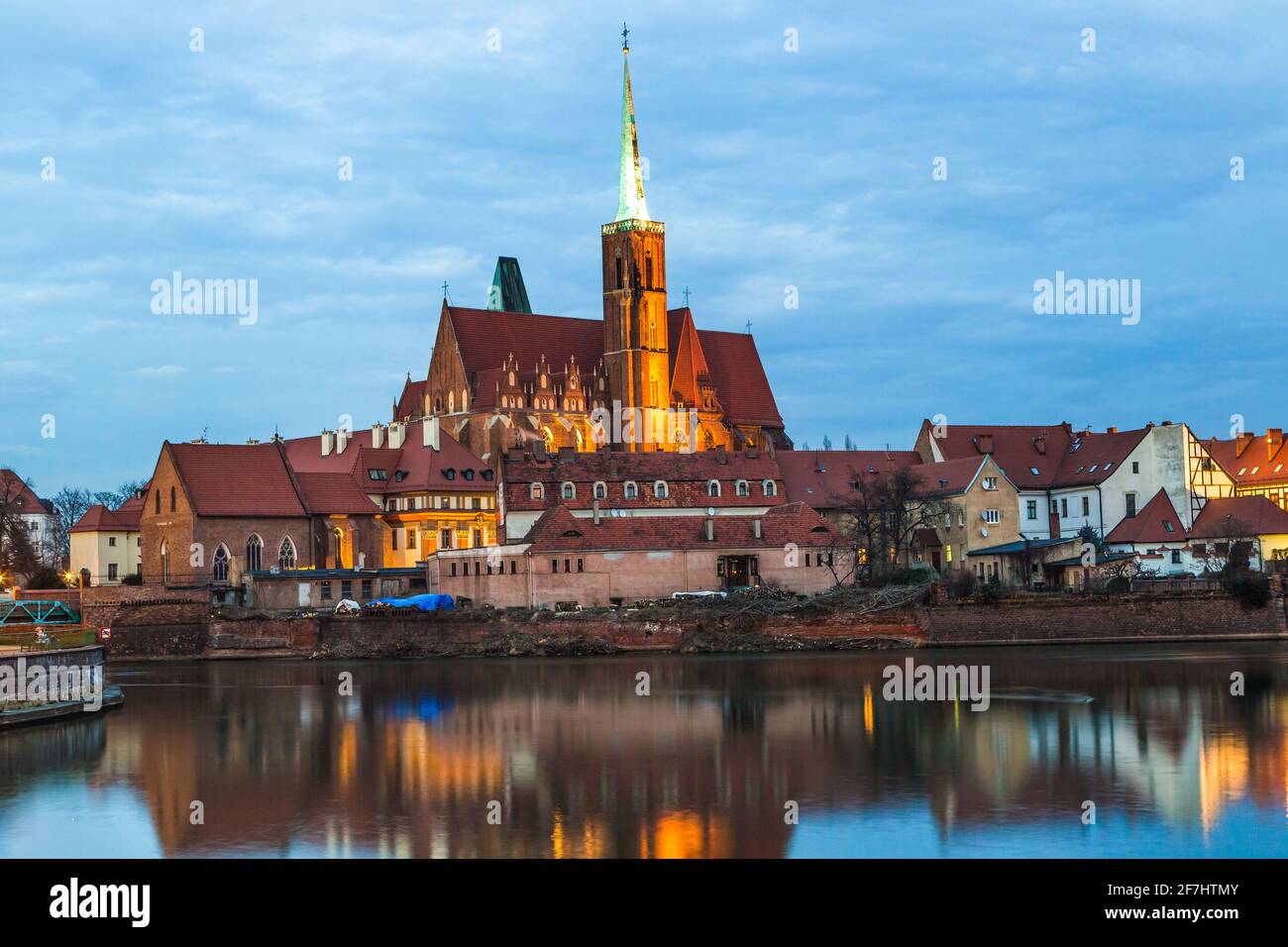 Une cathédrale de paysage urbain, la rivière Odra. Wroclaw, Pologne, au crépuscule Banque D'Images
