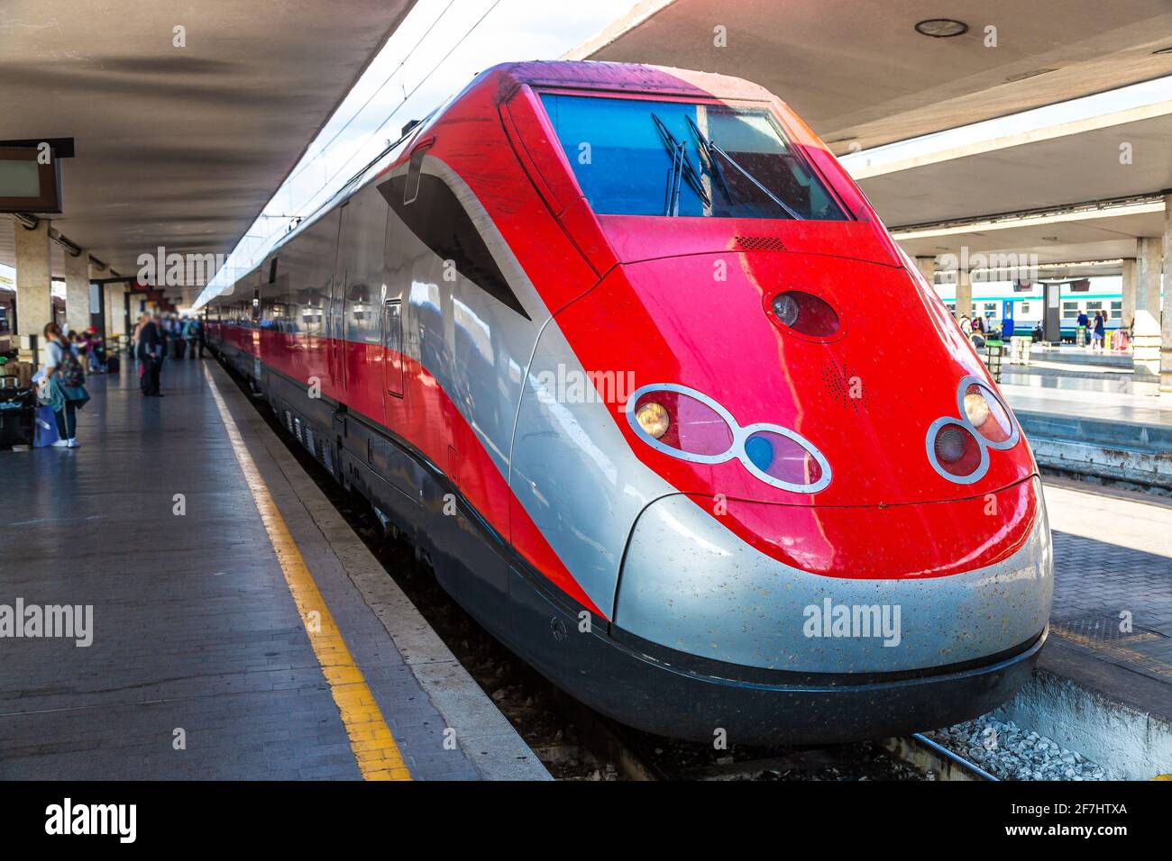 Train moderne à la gare Santa Maria Novella de Florence en Italie Banque D'Images