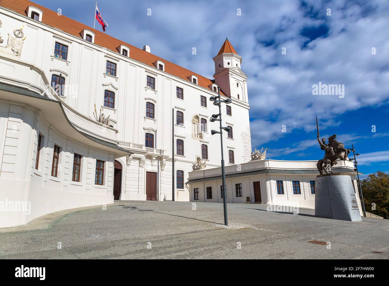 Château médiéval sur une colline en été à Bratislava, Slovaquie Banque D'Images