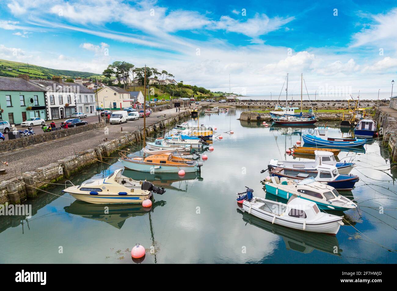 Petit port dans la ville de Carnlouhg dans une belle journée d'été, Irlande du Nord, Royaume-Uni Banque D'Images