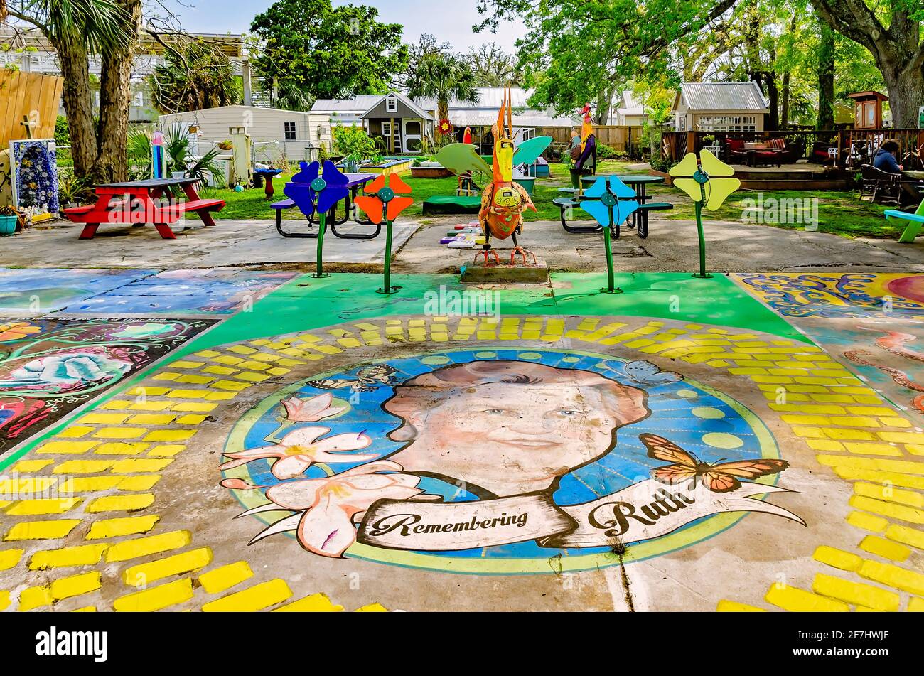 Des peintures murales, des animaux fantaisistes et des œuvres d'art en métal sont entrecoupées dans le jardin communautaire aux racines de Ruth à Bay Saint Louis, Mississippi. Banque D'Images