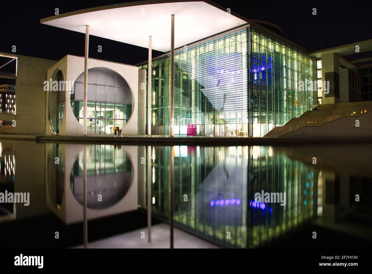 Nouveau quartier du gouvernement (Neues Regierungsviertel) à Berlin. Vue sur Spreebogen et Marie-Elisabeth-Lüders-Haus la nuit. Longue exposition en mars 2021. Banque D'Images