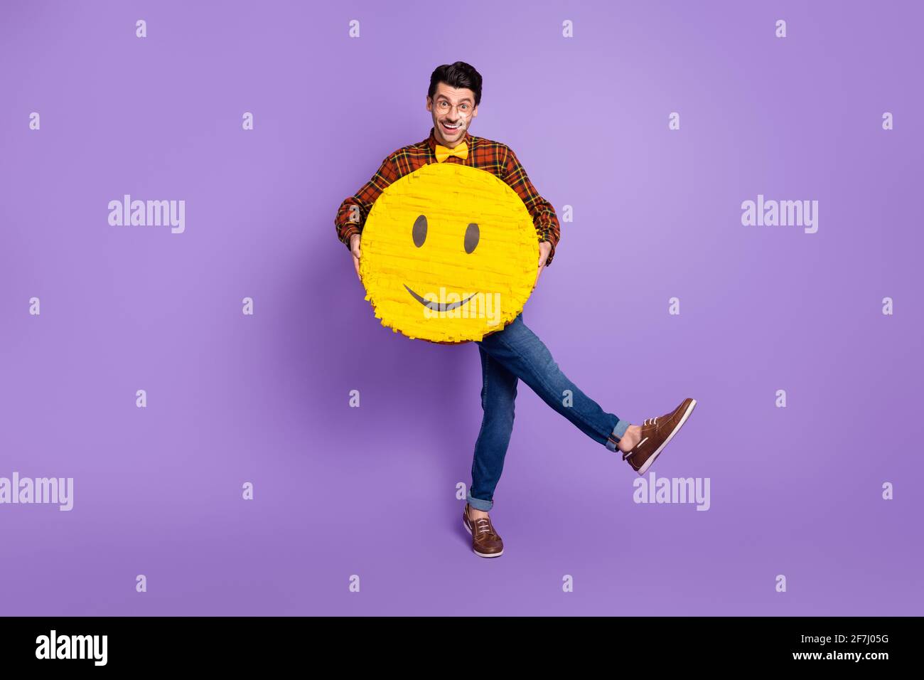 Photo d'un homme insouciant portant une grande tenue de danse jaune emoji  noeud cravate chemise à carreaux jeans chaussures isolé fond violet Photo  Stock - Alamy