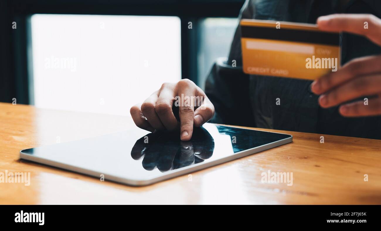 Gros plan femme à la maison shopping en ligne avec carte de crédit et tablette numérique Banque D'Images