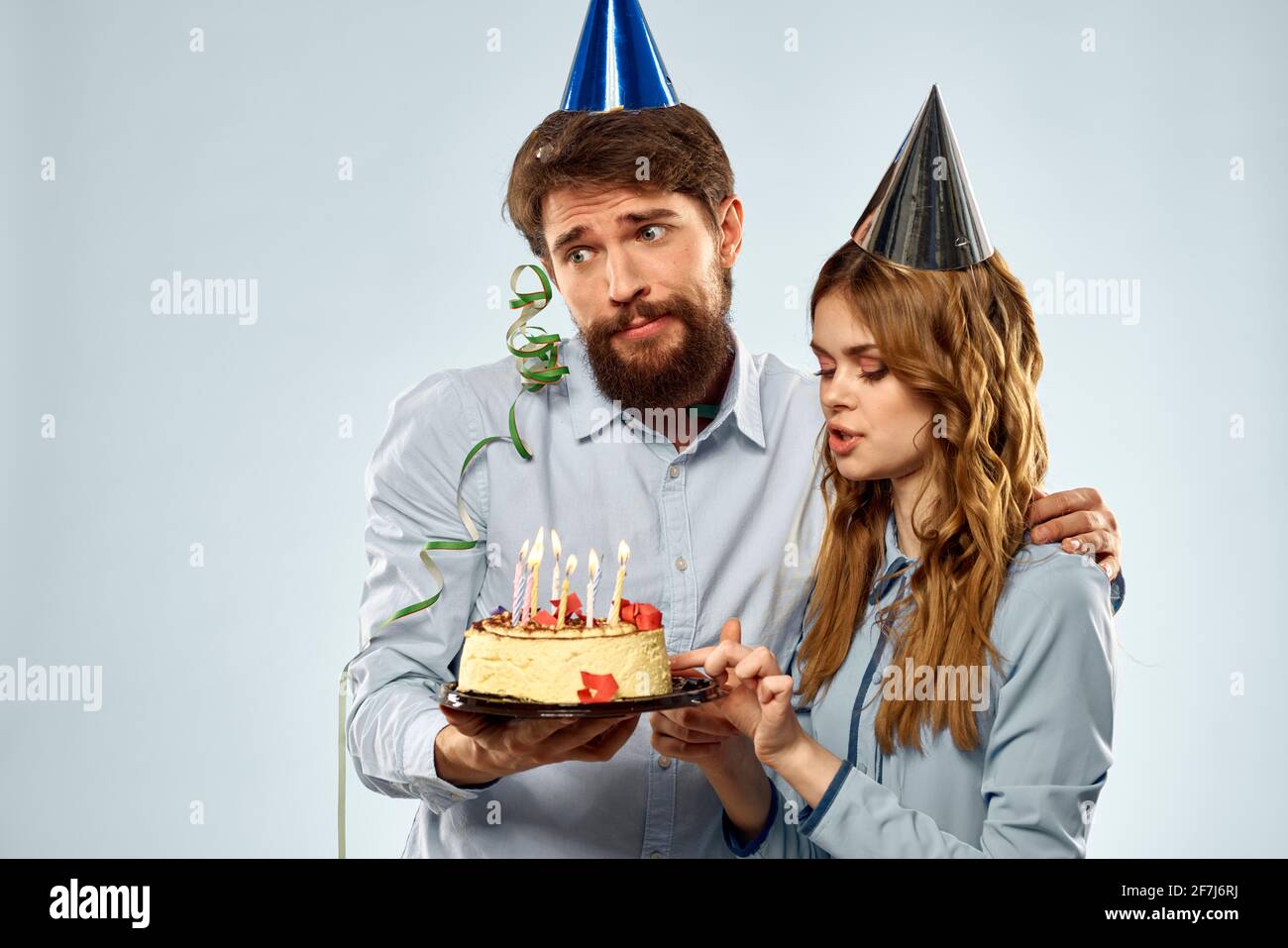 Anniversaire Homme Femme En Chapeaux De Fete Sur Fond Bleu Et Gateau Aux Bougies Photo Stock Alamy Anniversaire Homme Femme En Chapeaux De Fete Sur Fond Bleu Et Gateau Aux Bougies Photo Stock Alamy