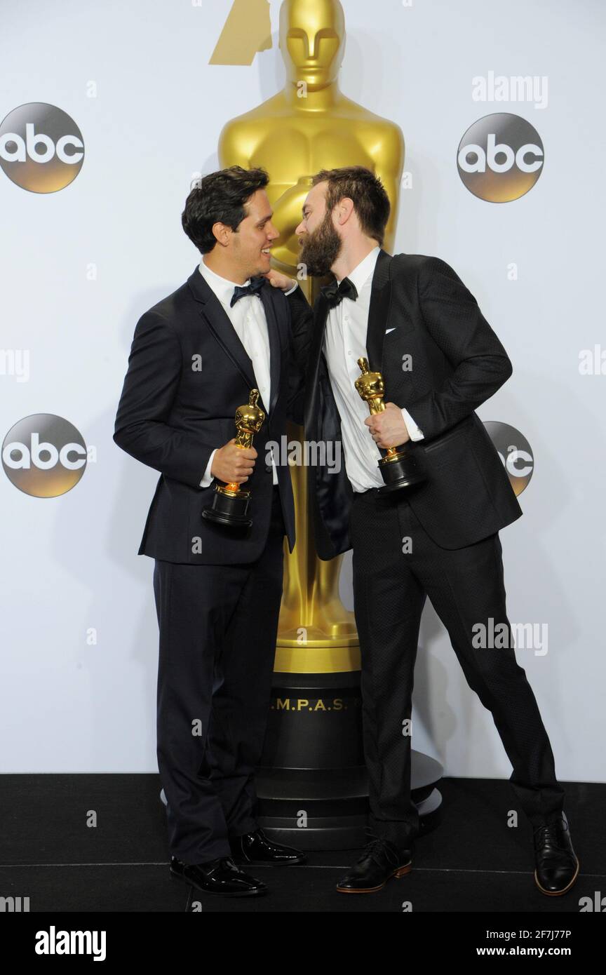 Benjamin Cleary, lauréat de l'Oscar, Shan Christopher Ogilvy dans la salle de presse lors de la 88e cérémonie des Oscars, qui s'est tenue au Dolby Theatre, le dimanche 28 février 2016 à Hollywood, en Californie. Photo de Jennifer Graylock-Graylock.com 917-519-7666 Banque D'Images