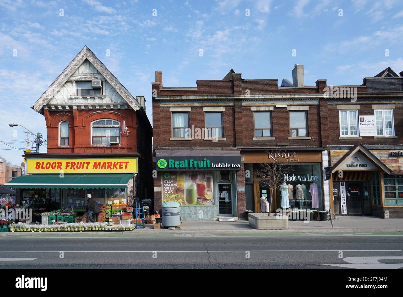 Toronto, Canada - le 5 avril 2021 : la rue Bloor, une rue principale avec des boutiques à l'ancienne qui s'adresse à la communauté ethnique coréenne. Banque D'Images