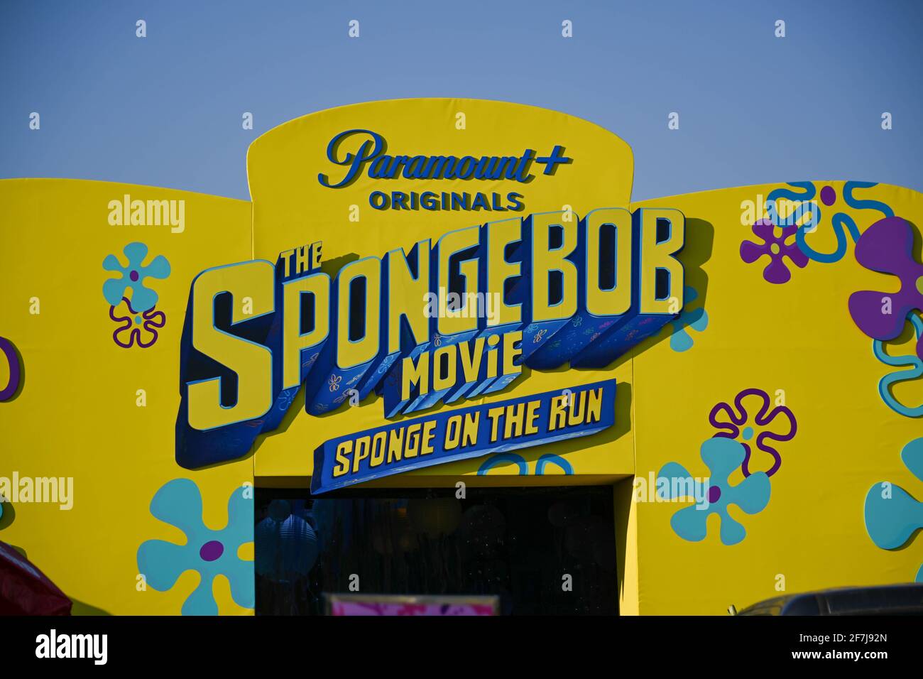 Vue générale d'un film de Paramount+ drive-in montrant le film Spongebob : Sponge on the Run au Rose Bowl, vendredi 26 février 2021 à Pasadena Banque D'Images