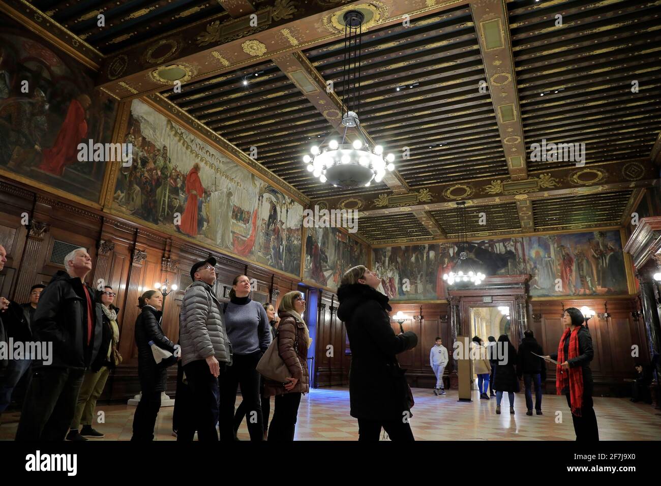 Visiteurs visitant les peintures murales de l'Abbey Room de The Quest and Réalisation du Saint Graal par l'abbaye d'Edwin Austin à l'intérieur McKim Building de Boston Central Library.Boston.Massachusetts.USA Banque D'Images