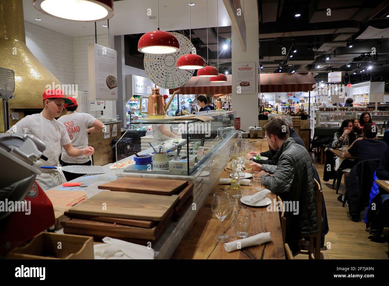 Vue sur l'intérieur une pizzeria à Eataly Boston dans Prudential Center.Boston.Massachusetts.USA Banque D'Images