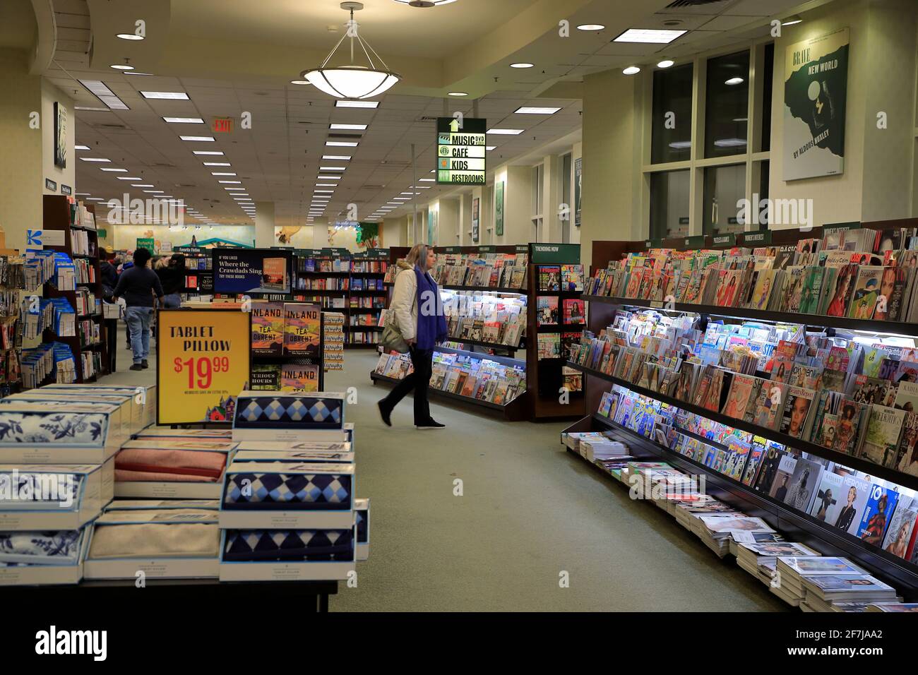 Vue intérieure de la section du magazine Barnes & Noble Booksellers. Prudential Center.Boston.Massachusetts.USA Banque D'Images
