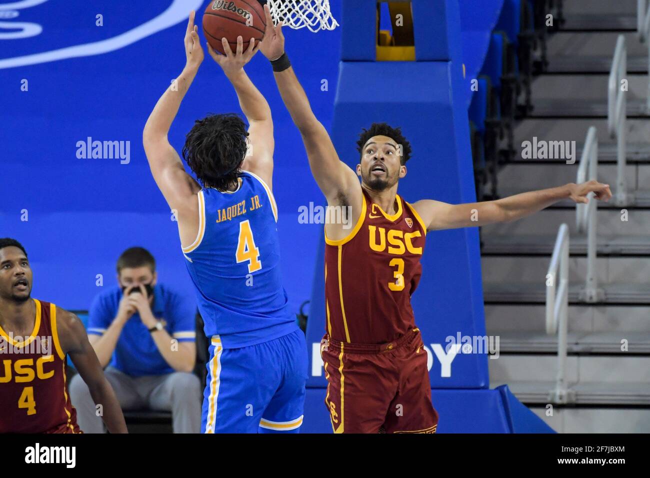 Des chevaux de Troie de la Californie du Sud font avancer Isaiah Mobley (3) à la garde du garde des Bruins de l'UCLA Jamie Jaquez Jr (4) lors d'un match de basket-ball de la NCAA, samedi, M Banque D'Images