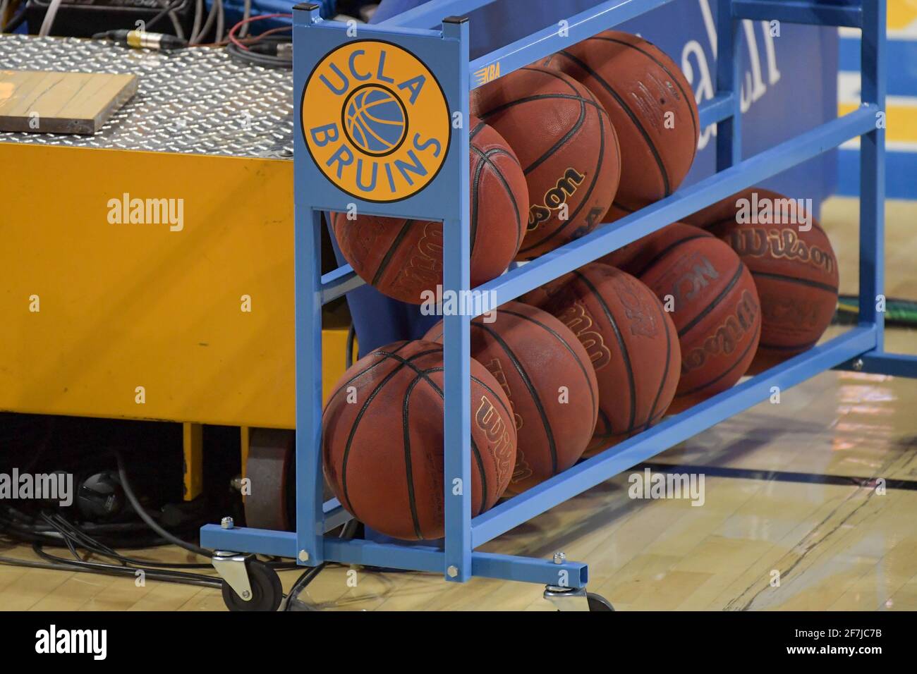 Vue détaillée d'un rack de basket-ball UCLA Bruins Wilson lors d'un match de basket-ball NCAA entre les Bruins UCLA et les chevaux de Troie USC, samedi 6 mars 2021 in Banque D'Images