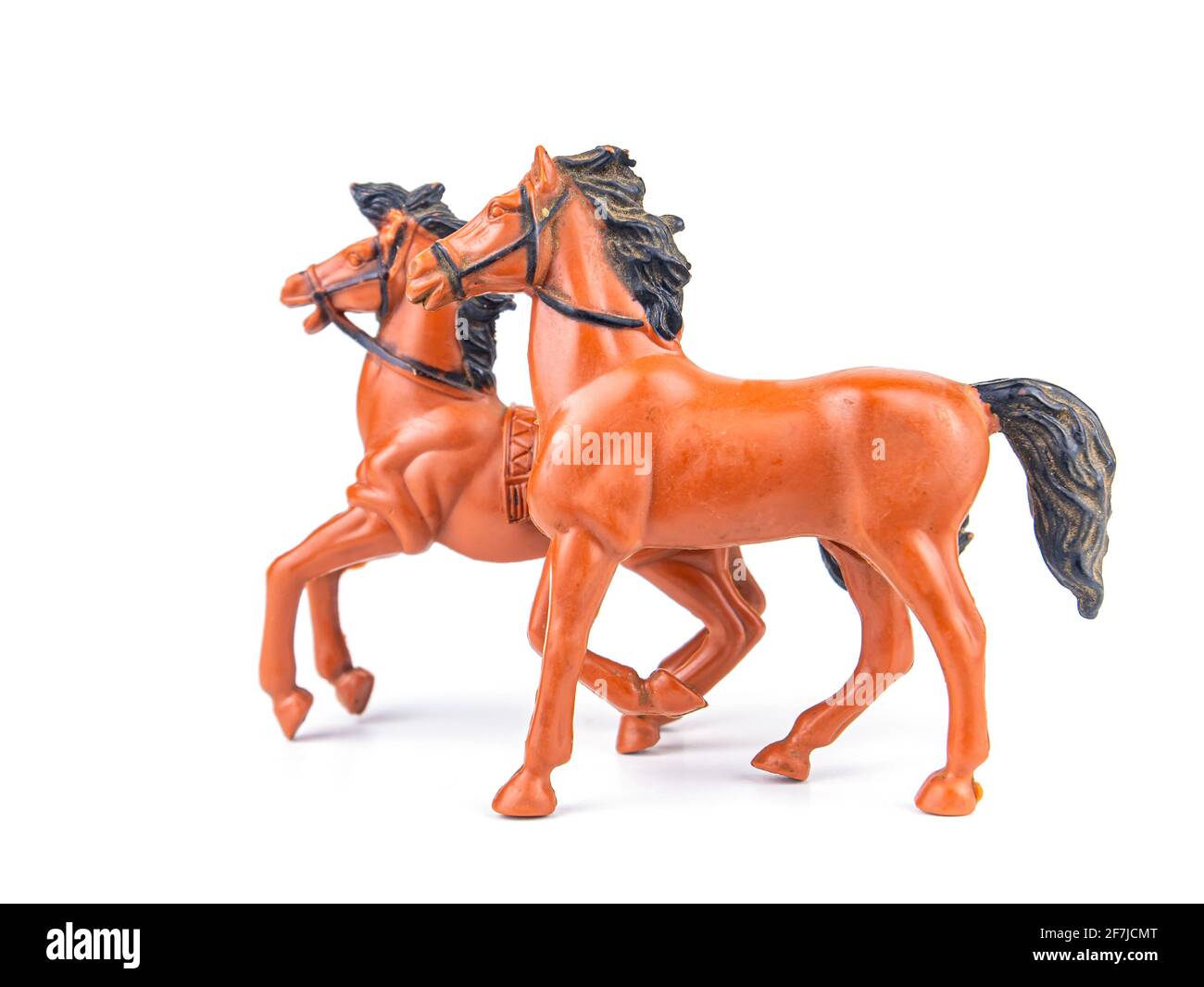 Une paire de chevaux bruns avec de la manie noire sur fond blanc. Paire de chevaux. Animaux de compagnie. Élevage. Cheval et jument. Enfants jouets animaux. Fond blanc Banque D'Images