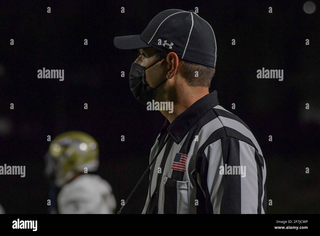 Un arbitre de football de lycée porte une couverture faciale lors d'un match de football de lycée, samedi 20 mars 2021 à Santa Ana, en Californie St. John Bosco Banque D'Images