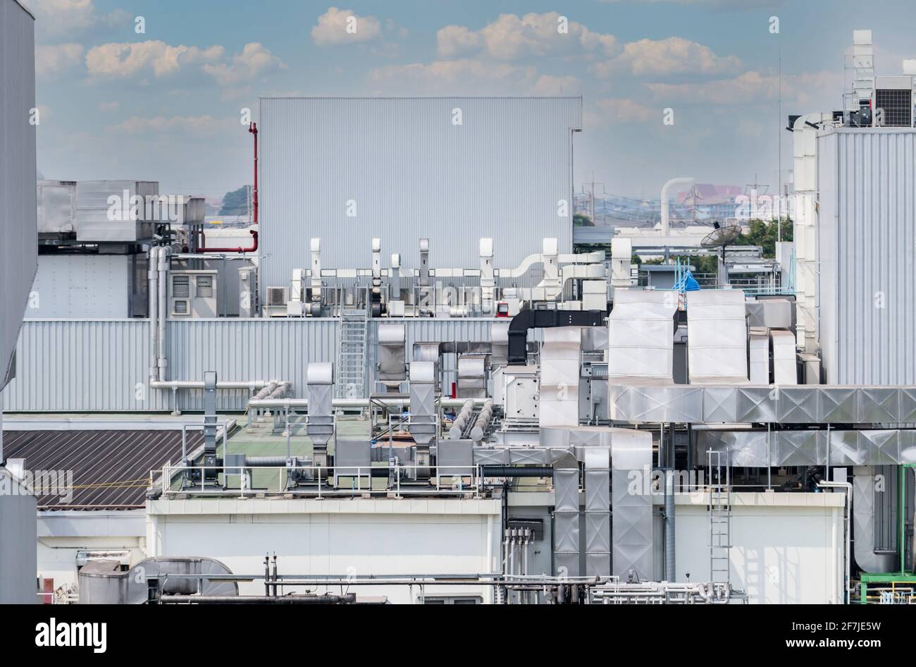 Système de débit d'air d'usine. Ventilation industrielle. Système de débit d'air sur le toit du bâtiment de fabrication. Conduits et tuyau du système de ventilation. Banque D'Images