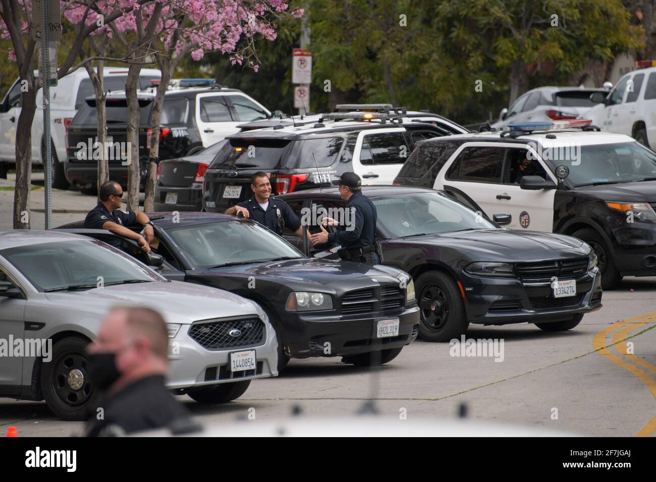 Des manifestants et des policiers du département de police de Los Angeles se réunissent près du lac Echo Park, le jeudi 25 mars 2021 à Los Angeles. (Dylan Stewart/image de S Banque D'Images