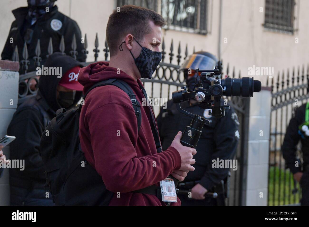 Le vidéaste Peter Glaros filme alors que des manifestants et des officiers du département de police de Los Angeles se réunissent près du lac Echo Park, le jeudi 25 mars 2021 à Los Angeles Banque D'Images