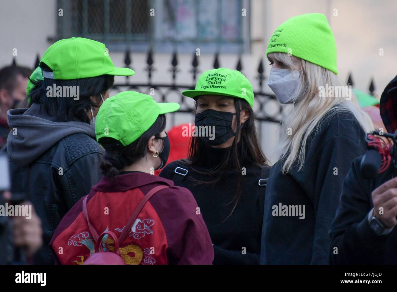 Les membres de la Guilde nationale des avocats et des observateurs juridiques se réunissent à Enregistrez les informations pendant que les manifestants et les policiers de Los Angeles rassembler Banque D'Images