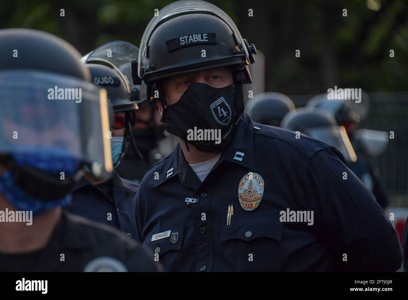 L'insigne Stabile numéro 968 de l'officier du département de police de Los Angeles répond à une manifestation près du lac Echo Park, le jeudi 25 mars 2021 à Los Angeles. ( Banque D'Images