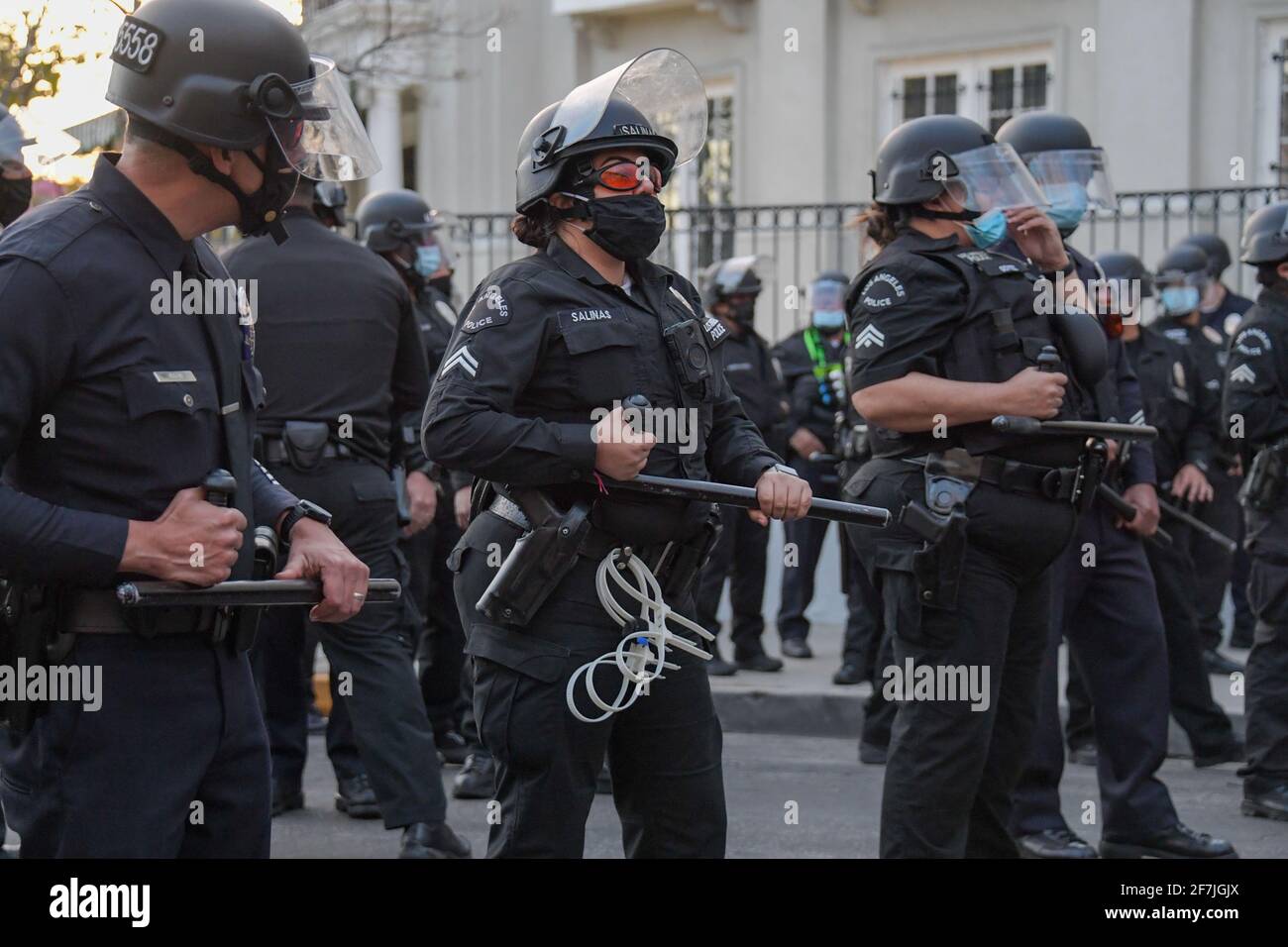 L'insigne numéro 2116 de l'officier du département de police de Los Angeles répond à une manifestation près du lac Echo Park, le jeudi 25 mars 2021 à Los Angeles. Banque D'Images