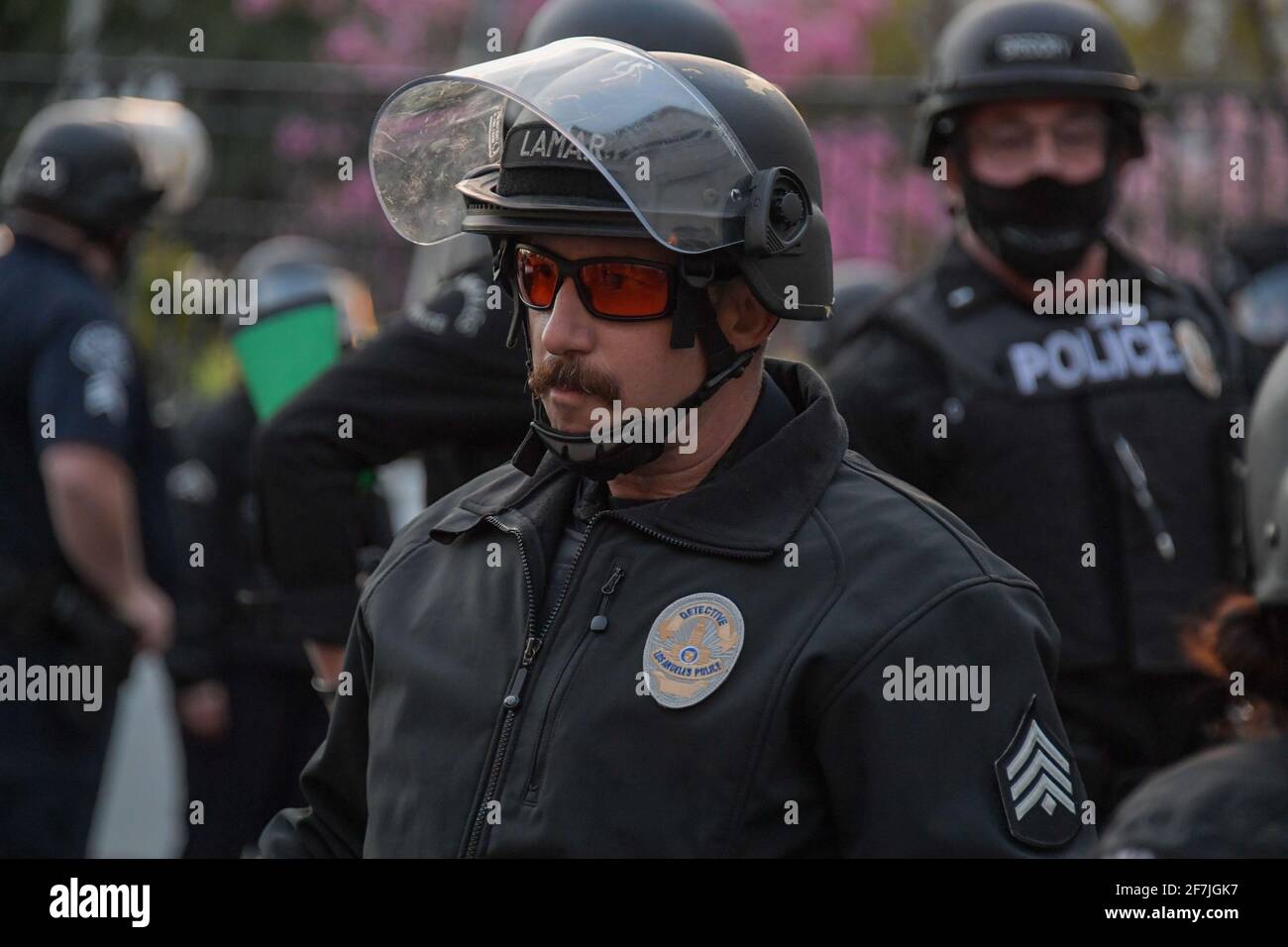 Le détective Lamar du département de police de Los Angeles répond à une manifestation près du lac Echo Park, le jeudi 25 mars 2021 à Los Angeles. (Dylan Stewart/IMA Banque D'Images