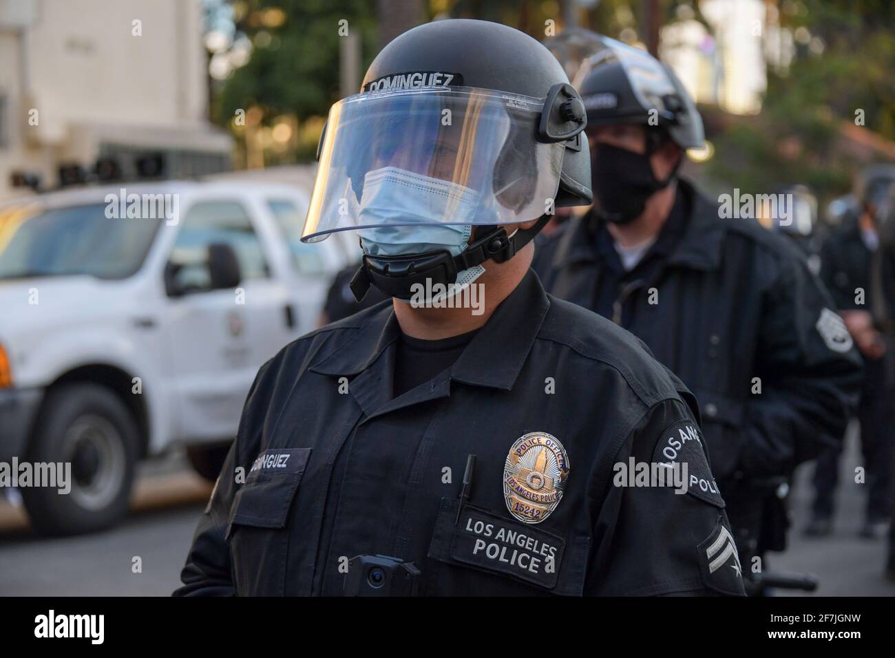 L'insigne de Dominguez, officier du département de police de Los Angeles, numéro 15242, répond à une manifestation près du lac Echo Park, le jeudi 25 mars 2021 à Los Angele Banque D'Images