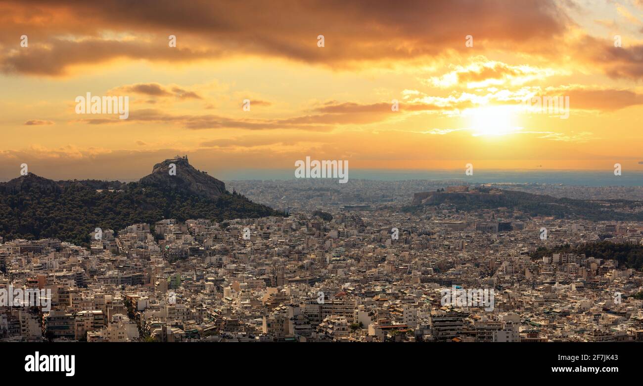 Athènes, Grèce, vue panoramique de la ville, colline de l'Acropole et mont Lycabette au coucher du soleil, ciel de couleur orange Banque D'Images