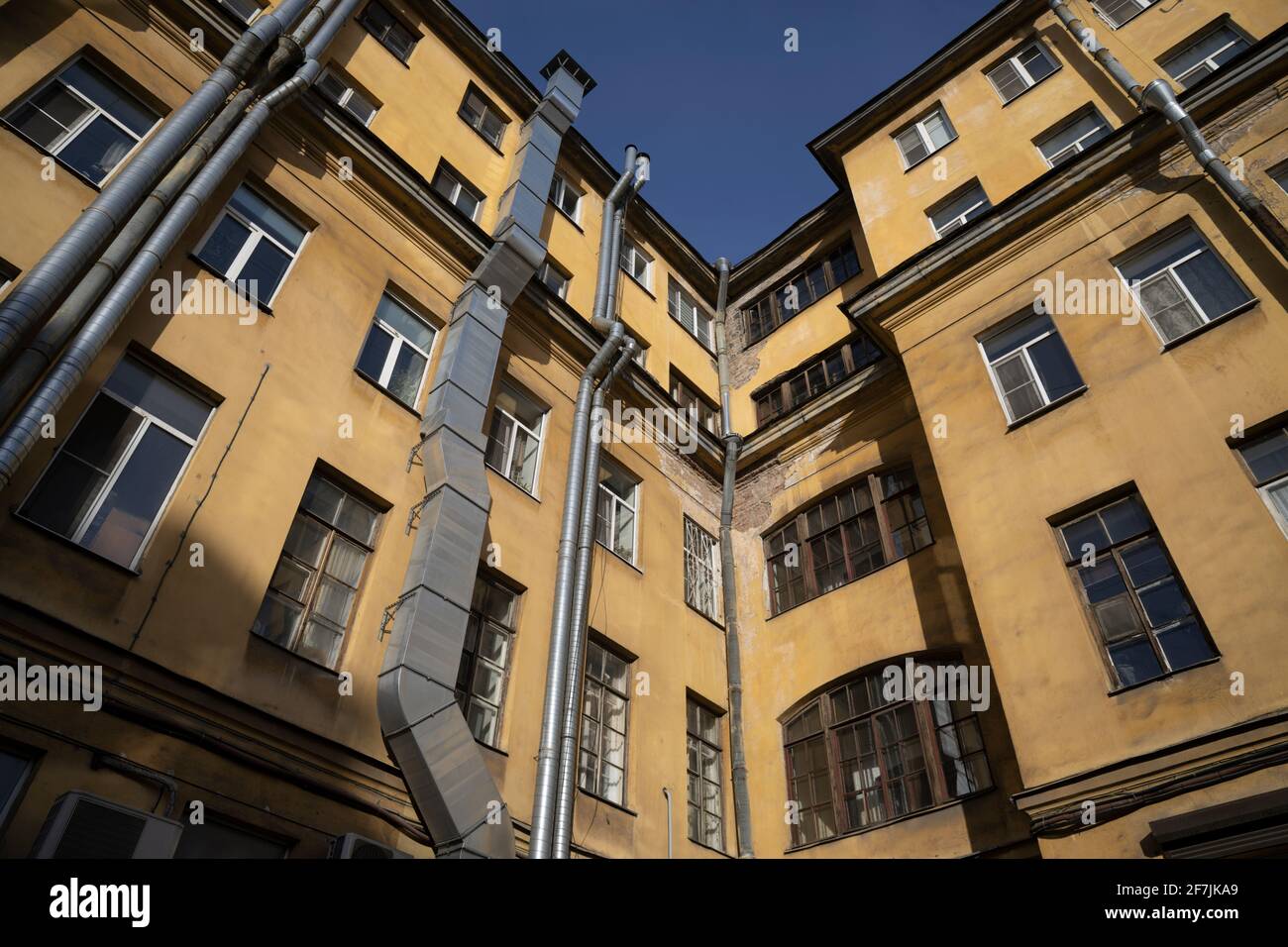 Panorama d'angle d'une ancienne maison jaune avec ventilation système sur la façade Banque D'Images