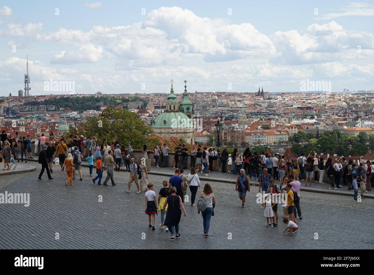 Prague, République Tchèque - juillet 13 2019: Les touristes en face du château de Prague ont une belle vue sur la ville Banque D'Images
