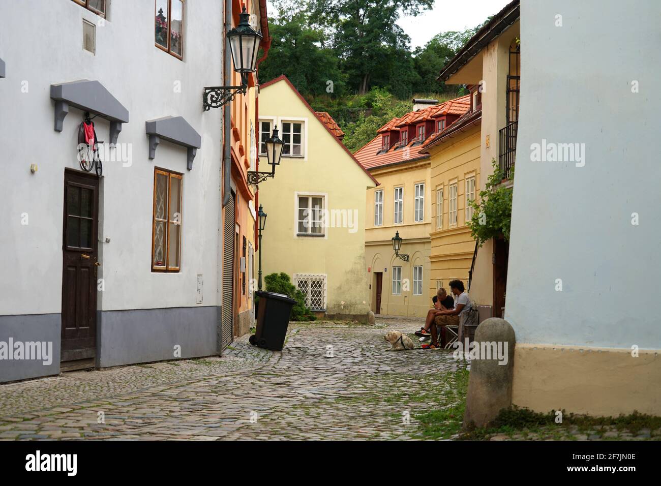 Prague, République Tchèque - 13 2019 juillet : rue historique Novy Svet avec cafés Banque D'Images