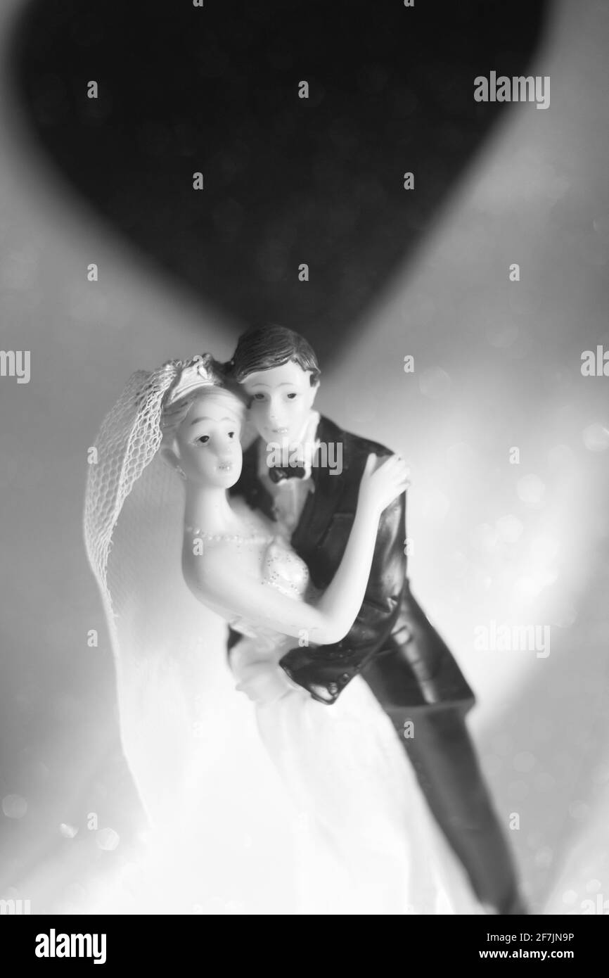 Couple de mariage mariage cake topper figurines en plastique avec tuxedo - costume de soirée robe voile blanc, weddding. Banque D'Images