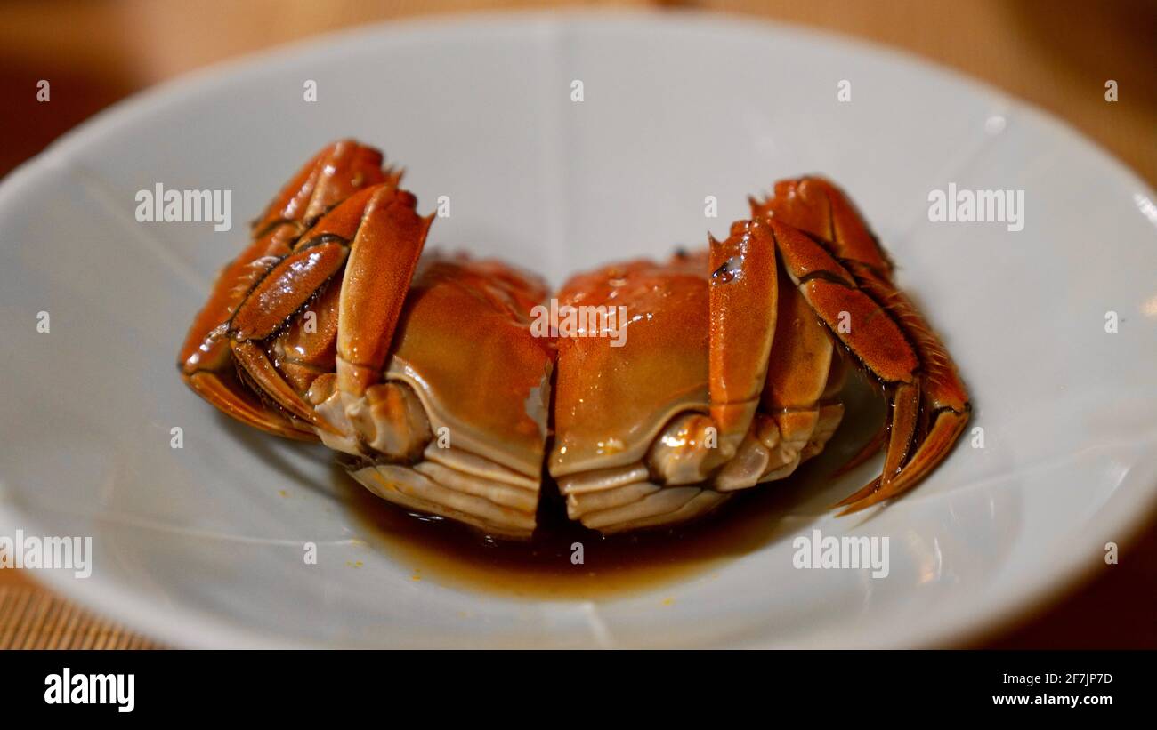 Crabe cuit à la vapeur de couleur rouge et coupé en deux pour servir comme dîner. Banque D'Images