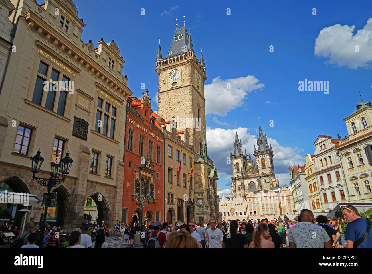 Prague, République tchèque - 13 2019 juillet : les gens regardent l'horloge astronomique de Prague ou l'Orloj de Prague sur la place de la vieille ville Banque D'Images