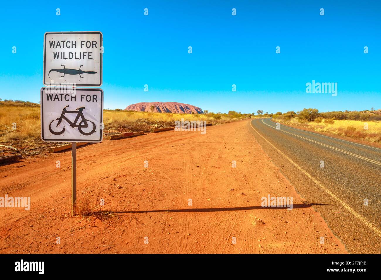 Panneau de signalisation pour la protection de la faune et la bicyclette dans le territoire du Nord, Red Centre, Australie centrale. Ayers Rock dans le parc national d'Uluru-Kata Tjuta Banque D'Images