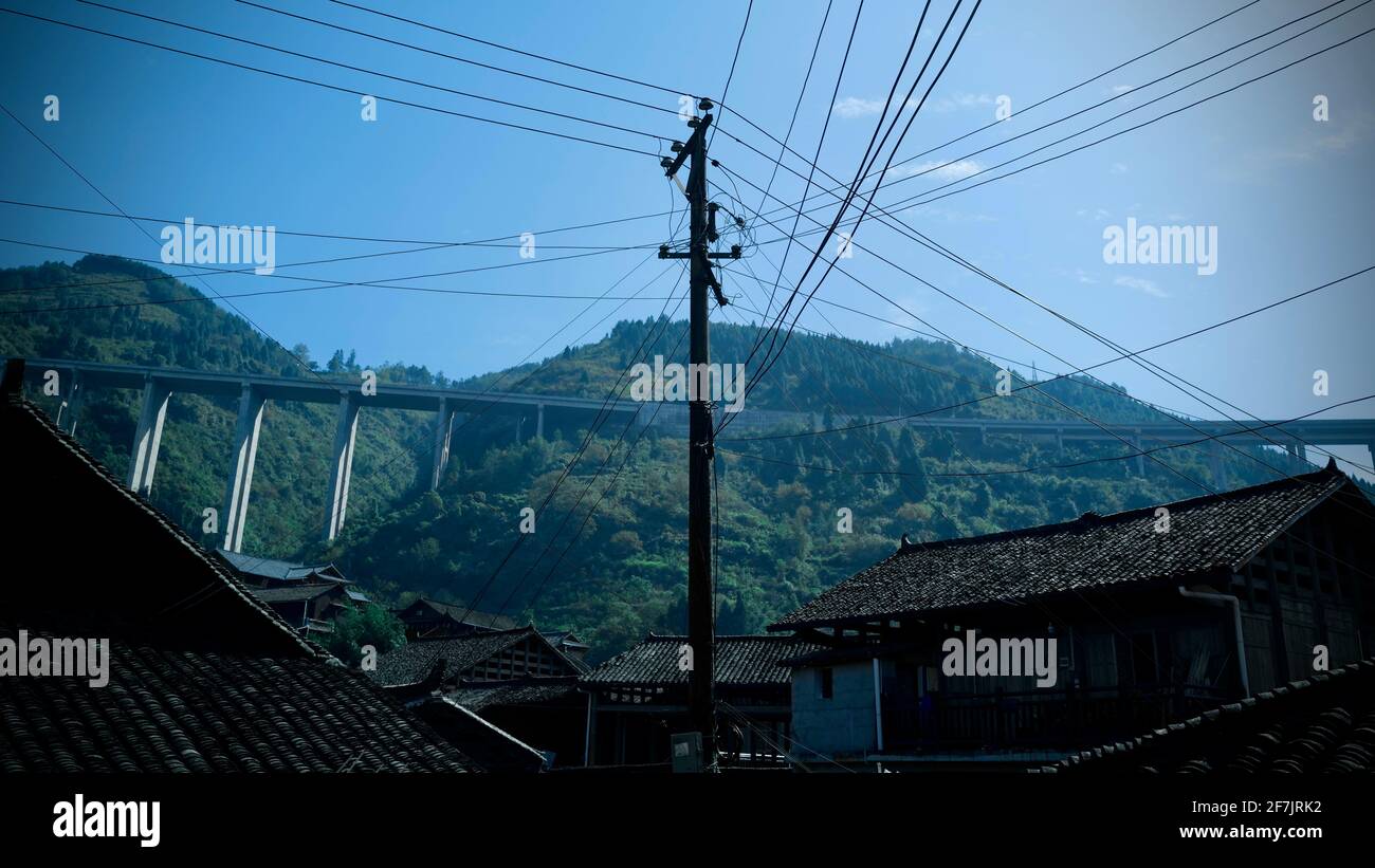 Viaduc au-dessus du village de Hmong de la ville de Pheonix à Hunan. Banque D'Images