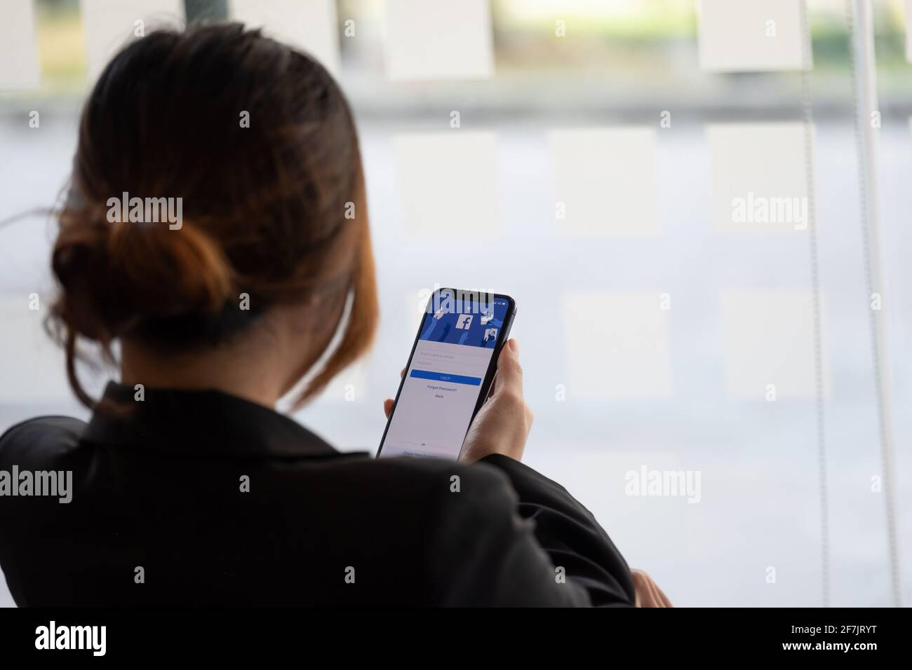 CHIANG MAI, THAÏLANDE - 17 JANVIER 2021 : logo de l'application Facebook sur les réseaux sociaux à la connexion, page d'inscription sur l'écran de l'application mobile sur les appareils intelligents iPhone Banque D'Images