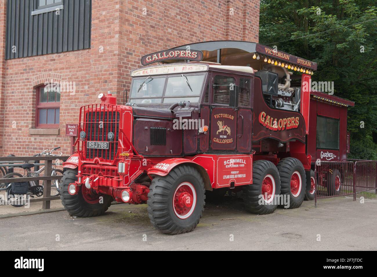 Camion Scammell Explorer qui abrite un générateur de vapeur pour l'attraction victorienne du parc d'expositions Gallopers au parc Baton dans la région rurale de Cheshire, en Angleterre, au Royaume-Uni Banque D'Images