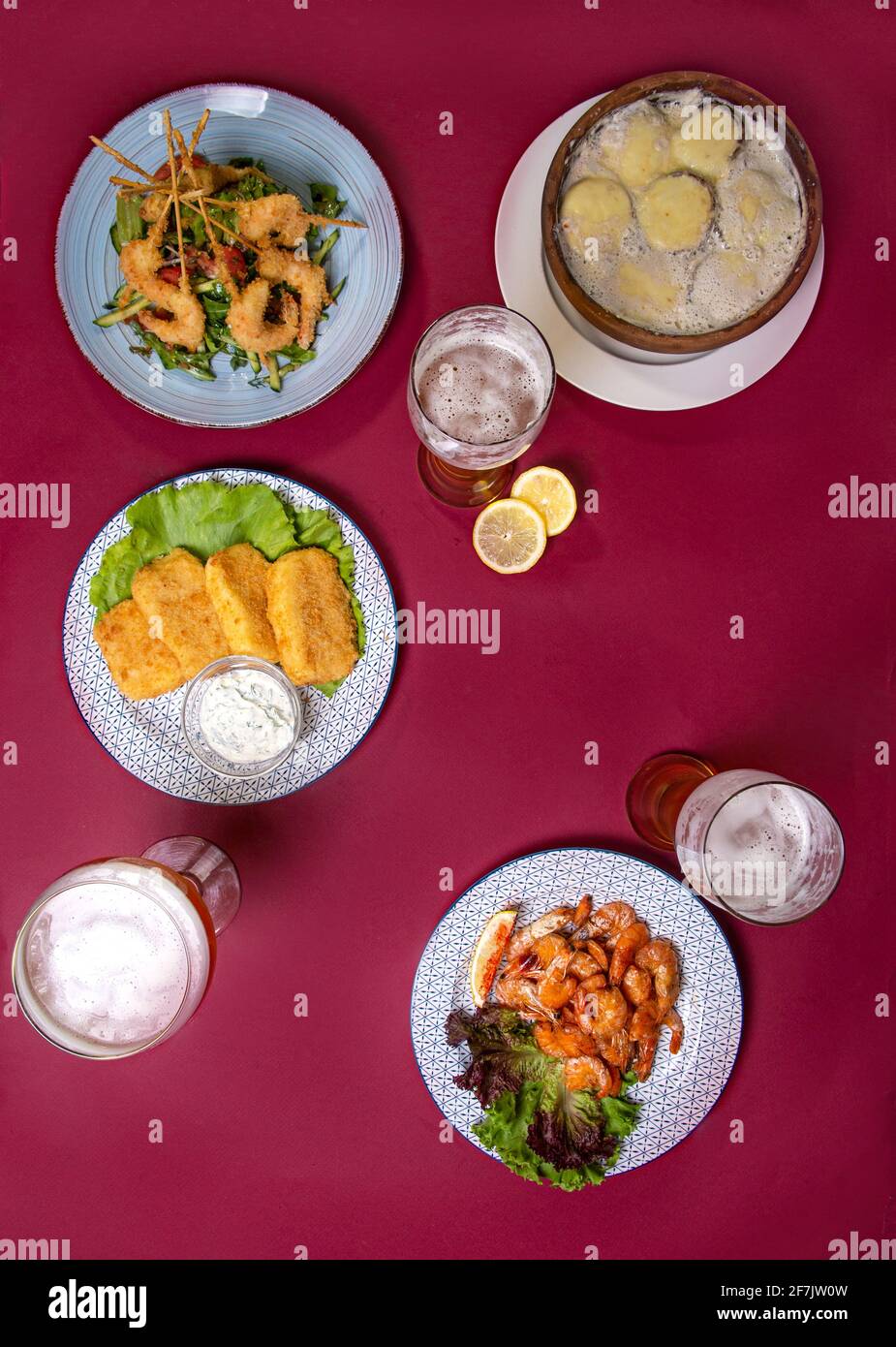 vue sur les en-cas et les bières. photographie de nourriture sur fond bordeaux. Banque D'Images
