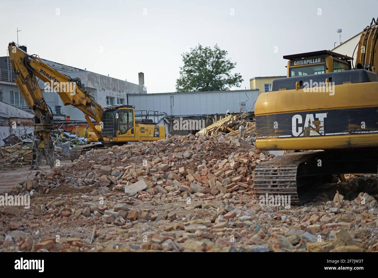 Prague, République tchèque - août 24 2019 : travaux de démolition sur site avec de grandes pelles hydrauliques Banque D'Images